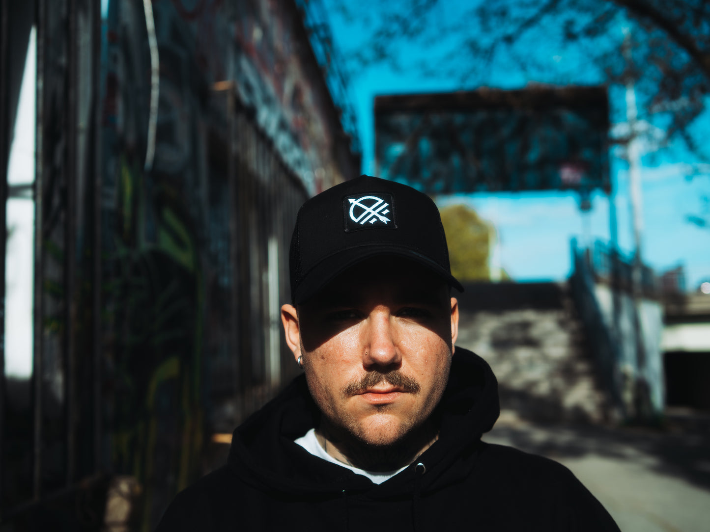 WOVEN PATCH SNAPBACK TRUCKER CAP